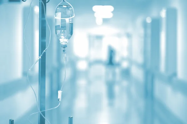 病院の廊下の背景に医療の点滴 — ストック写真