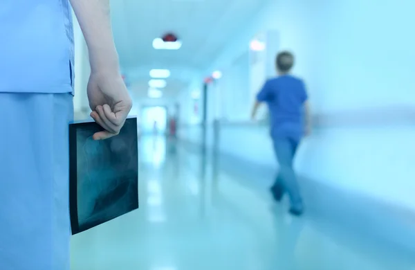 Docteur avec photo radiographique dans le couloir de l'hôpital — Photo