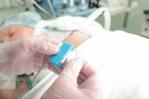 Il dottore collega il pacemaker a un paziente — Foto Stock