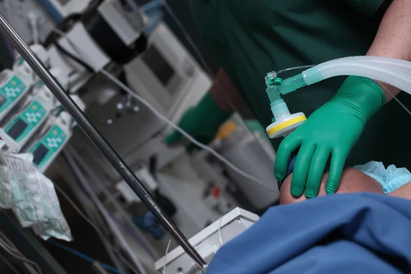 O médico dá ao paciente uma anestesia respiratória — Fotografia de Stock