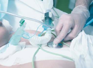 Hastanın akciğer için doktor stetoskop dinler