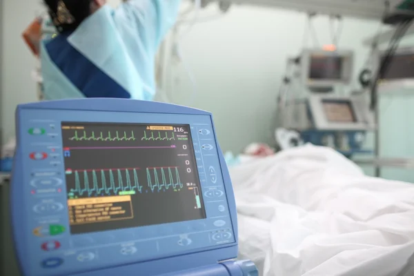 Working nurse with the patient in ICU — Stock Photo, Image