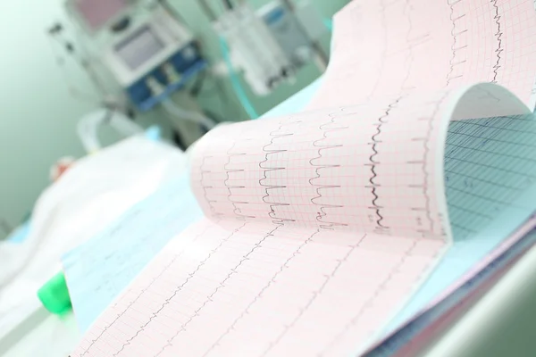 Analizy EKG pacjenta w oddziale — Zdjęcie stockowe
