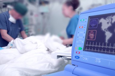 Doktorlar arka planda hastane koğuşunda izlemek