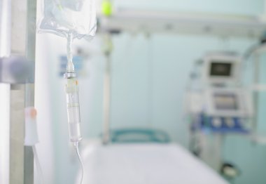 IV damla bulanık hastane koğuşunda arka plan üzerinde