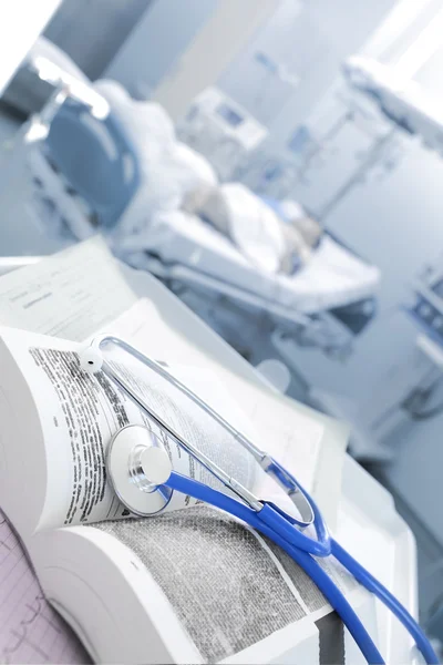 Estetoscopio y un libro en la sala. Concepto de medicina continua — Foto de Stock