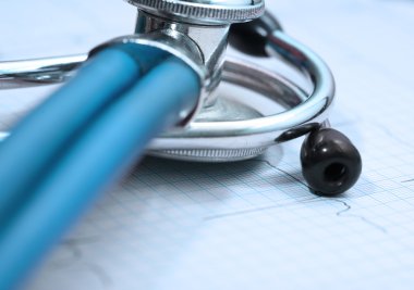 Stetoskop EKG kağıt yüzeyine yakın