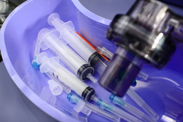 White medical syringes and needles in the tray — Stock Photo, Image