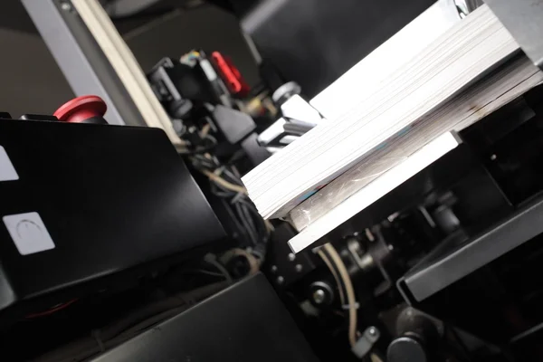 Печатная продукция в офсетной машине — стоковое фото