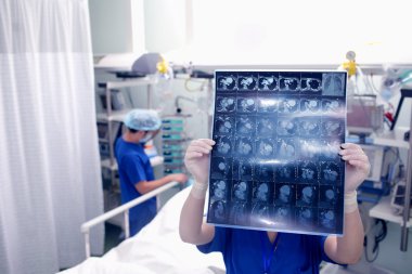Doktor hastanın Ct taraması Hastanesi koğuşuna inceliyor