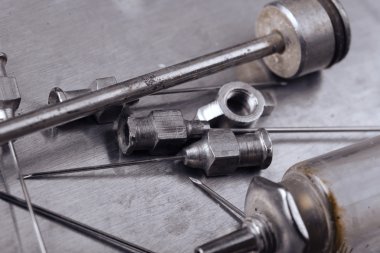 Eski tepsisinde çelik tıp aletleri