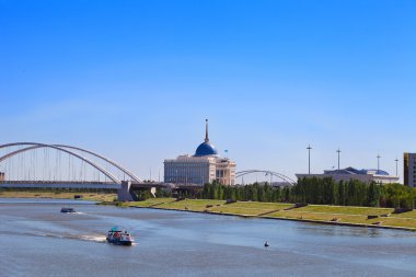 İşim Nehri ve Ak Orda görünümünü bir yaz gününde