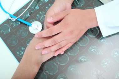 Doktor hastanın ilham veriyor.
