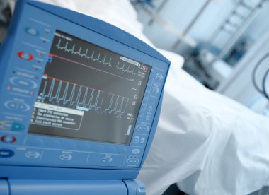 Patie yatağın yanında klinik koğuşta modern yoğun bakım monitör