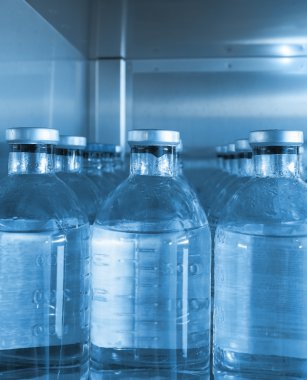 Şişe depodaki bir çözümle dizi