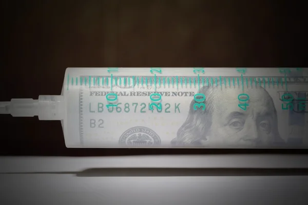Dolar w medyczne strzykawki — Zdjęcie stockowe