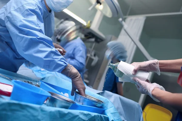 Lavoro urgente del team chirurgico in azione — Foto Stock
