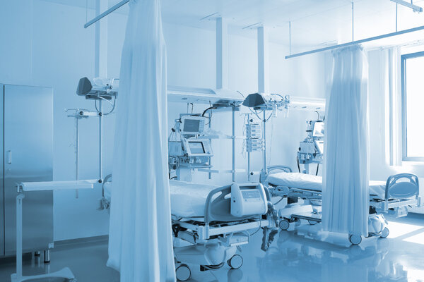 Пустая кровать в индивидуальном отделении
