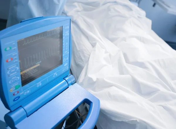 Пациент на кровати в больнице под наблюдением — стоковое фото