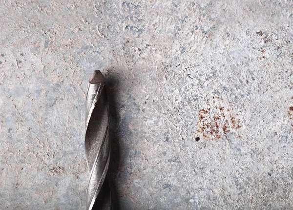 Burghiu din oțel pe fundal grunge — Fotografie, imagine de stoc