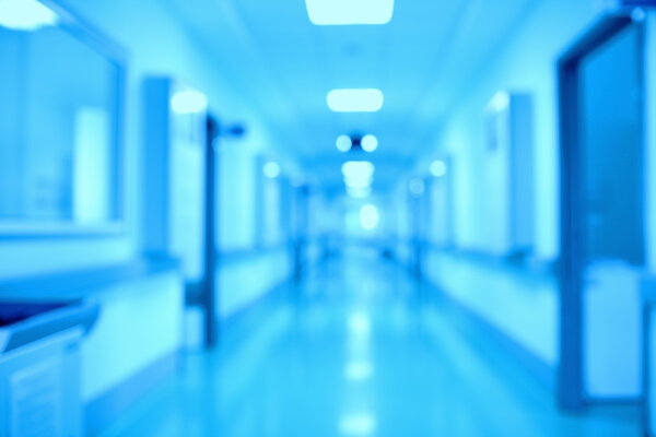 Перспектива в современном научно-исследовательском лабораторном коридоре
