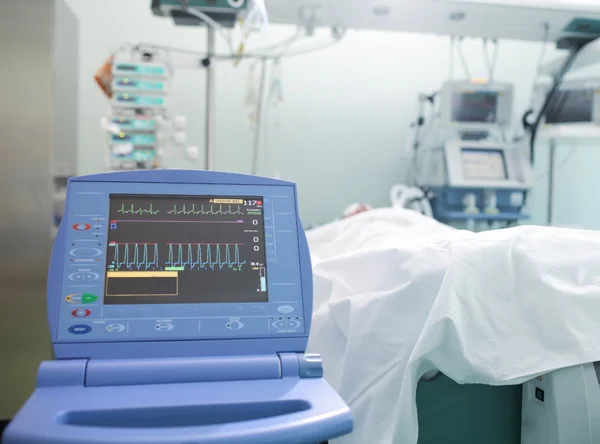 Övervakning av hjärtfunktionen medvetslös patient — Stockfoto