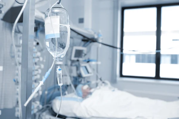 Behandling av en patient i kritiskt tillstånd på IVA — Stockfoto