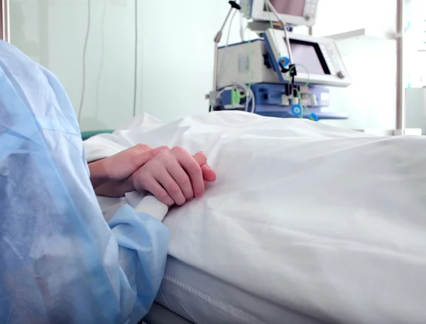 Tenere la mano del paziente in ospedale — Foto Stock