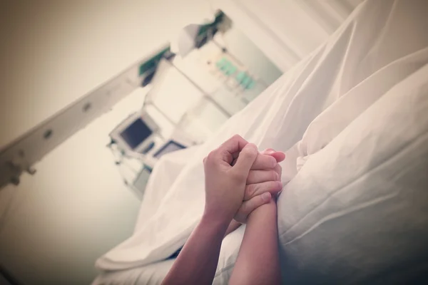 Último toque de la mano en el hospital —  Fotos de Stock