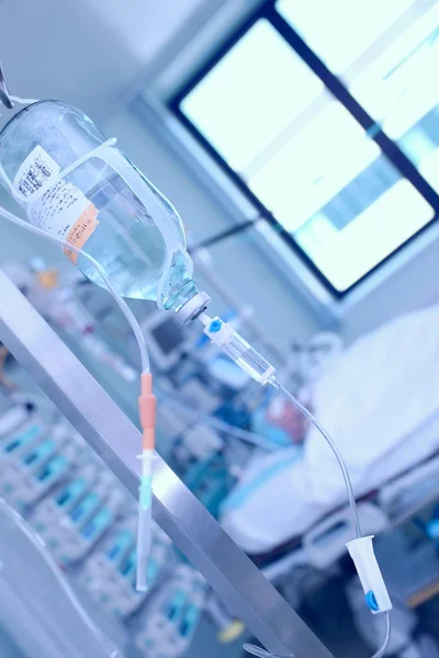 Botella con solución en la sala de pacientes — Foto de Stock