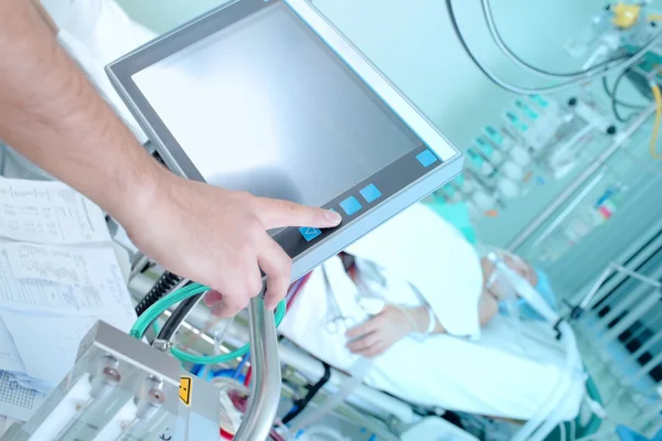 Doctor ajustando equipo de UCI en la sala — Foto de Stock