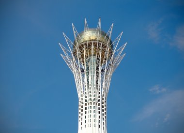 Baiterek kule gökyüzü arka plan üzerinde