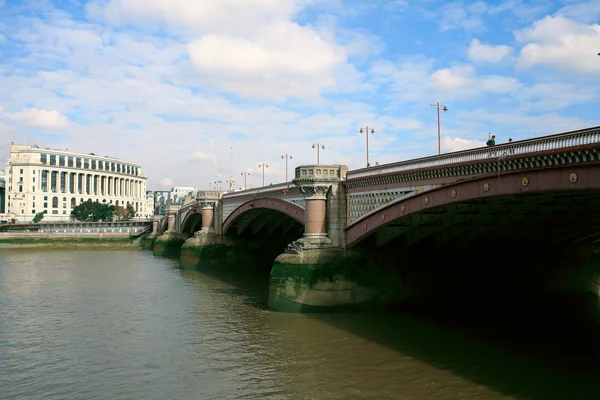 Köprüden Thames Nehri üzerinde — Stok fotoğraf