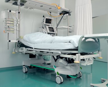 Modern ekipmanla donatılmış tıbbi ward