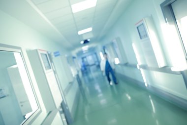 Acele yardım uzun hastane koridor boyunca Doktor, bulanıklık