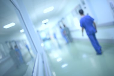Hastaneden defocu koridorda yürürken sağlık işçisi