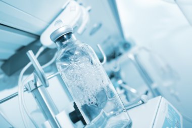 İlaç şişe köpüren çözüm ile