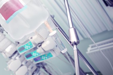 Paket bir tripod üzerinde asılı tıp