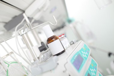 Yoğun bakımda perfüzyon aygıtta ilaç şişeleri