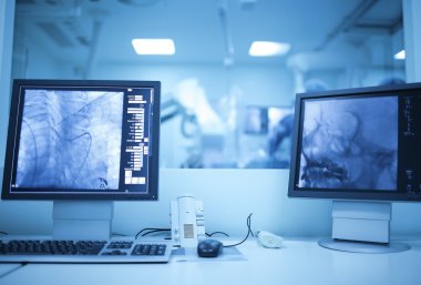 Modern tıbbi X-ray ameliyathane (cath lab görünümünü)