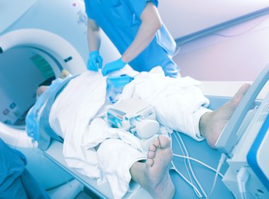 Hastayı MRI tarayıcı