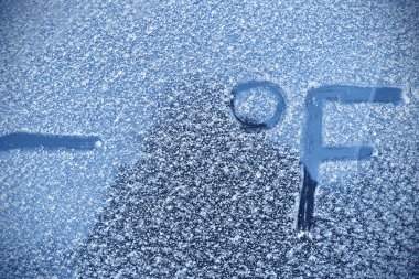 Frost'un üzerinde ön cam, motorists için sert kış kavramı