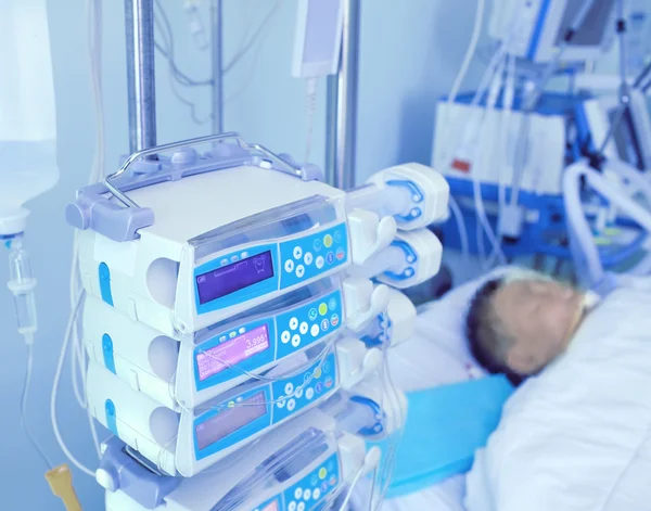 Paciente dormido en la unidad de cuidados intensivos — Foto de Stock