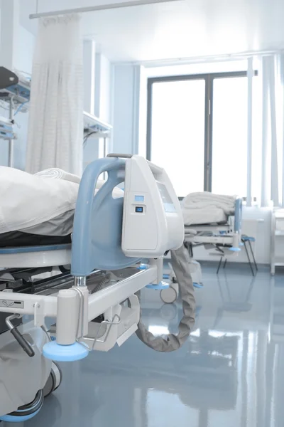 Betten im Zimmer eines modernen Krankenhauses — Stockfoto