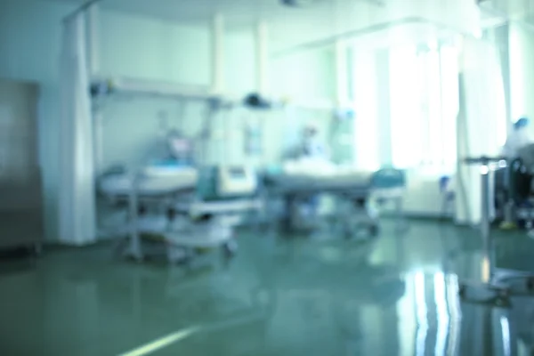 Ala de hospital limpa, cenário médico desfocado — Fotografia de Stock