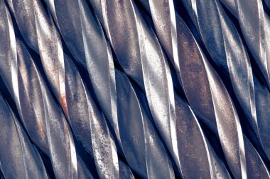 Satırdaki demir matkaplar.