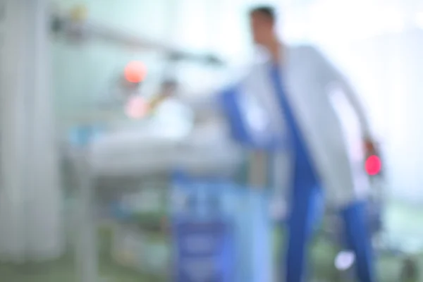 Mannelijke arts in een ziekenhuis afdeling, wazig achtergrond — Stockfoto