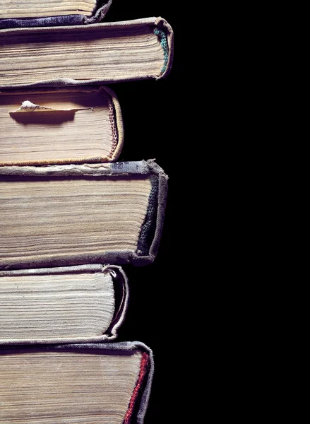 Libri antichi isolati su sfondo nero — Foto Stock