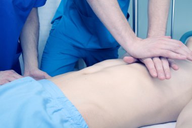 Bir sağlık ekibi içinde Kardiyopulmoner resüsitasyon uygulama