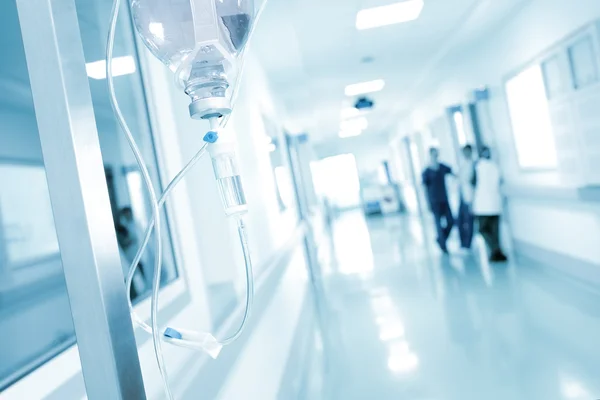 Druppelen op de groep van de achtergrond van de artsen in het ziekenhuis corridor — Stockfoto